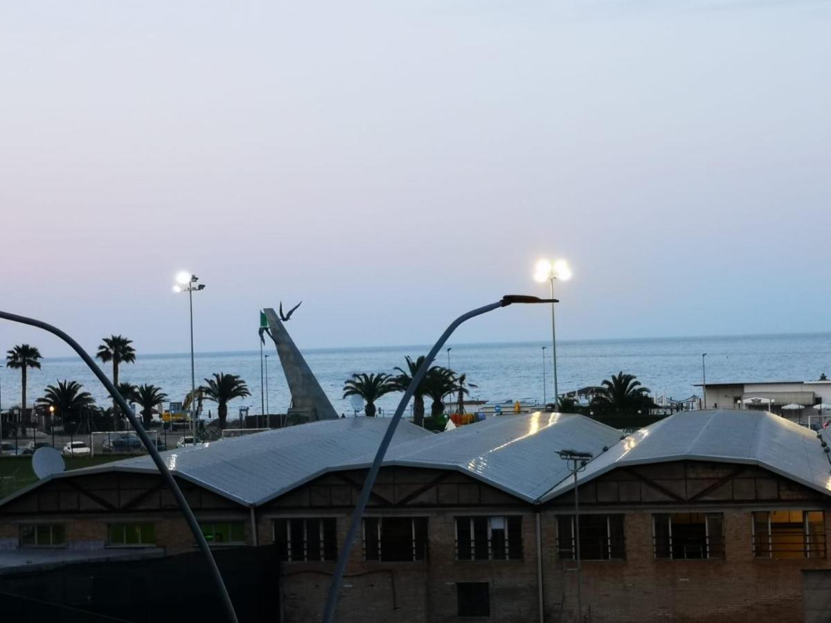 Appartamento Sopra Il Mare チヴィタノーヴァ・マルケ エクステリア 写真